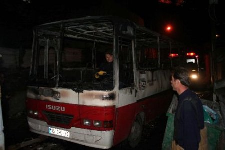 Terör Örgütü Yandaşları Belediye Otobüsünü Yaktı, Vatandaşlar Tepki Gösterdi