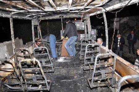 Terör Örgütü Yandaşları Belediye Otobüsünü Yaktı, Vatandaşlar Tepki Gösterdi