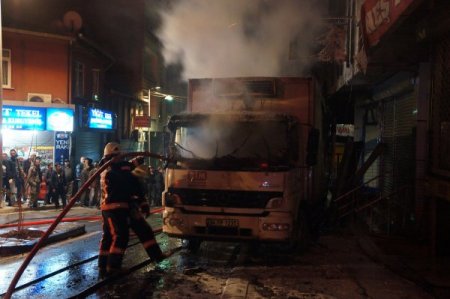 Terör örgütü yandaşları markete yük getiren kamyona molotof bombası attı