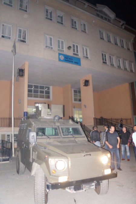 Terör örgütü yandaşları Şişli'de okula motof attı