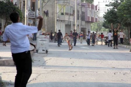 Terör Örgütü Yandaşları Tarafından Kullanılan Çocuklar Polisi Taşladı