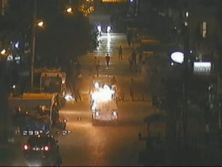 Terör örgütü yandaşlarının polis akrebini yakması mobese kamerasına yansıdı