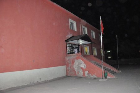 Terör örgütü Yüksekova'da eğitime kast etti