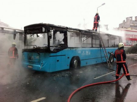 Terör yandaşları 2 otobüsü yaktı