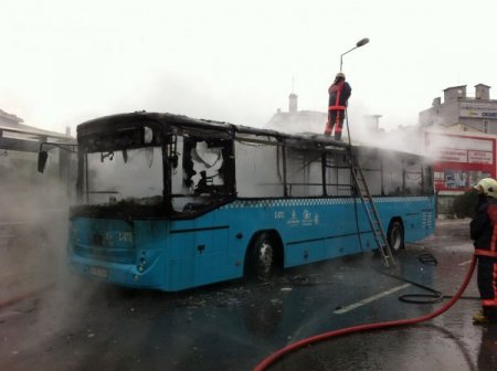 Terör yandaşları 2 otobüsü yaktı