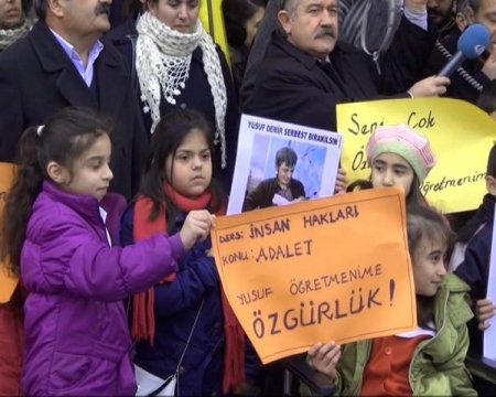 Terörden tutuklu öğretmen için ilkokul öğrencilerine eylem yaptırdılar