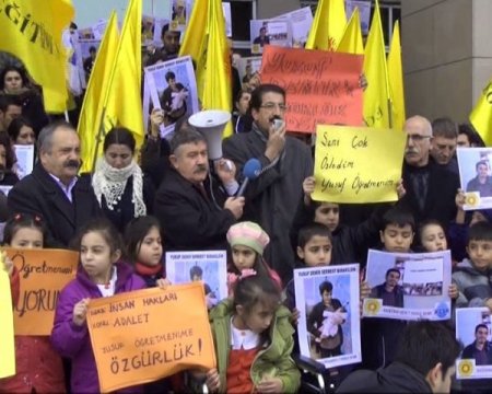 Terörden tutuklu öğretmen için ilkokul öğrencilerine eylem yaptırdılar