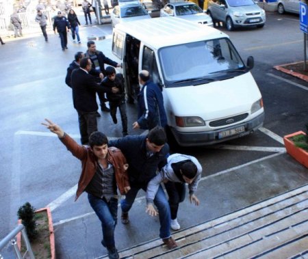 Terörist Cenazesinde Göz Altına Alınan 29 Kişi Adliyeye Sevk Edildi