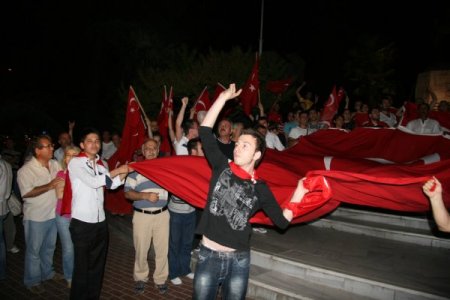 Terörist Saldırıyı Protesto Edip Şehitliğe Yürüdüler