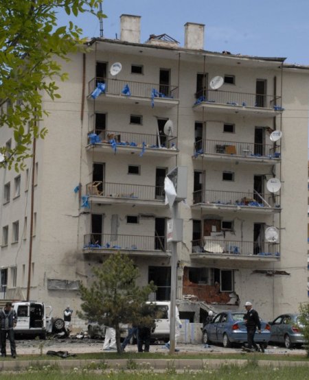 Teröristler, Yakalanacaklarını Anlayınca İlçe Emniyete Saldırdı