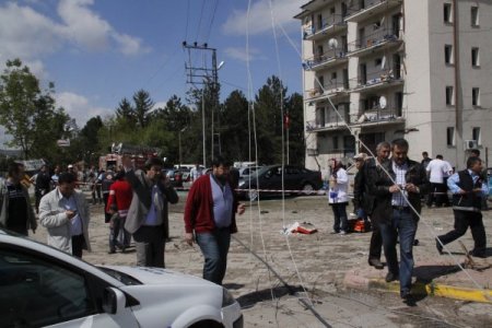 Teröristler, Yakalanacaklarını Anlayınca İlçe Emniyete Saldırdı