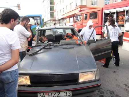 Ters yöne giren kamyonetle otomobil çarpıştı; 1 ağır yaralı