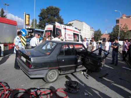 Ters yöne giren kamyonetle otomobil çarpıştı; 1 ağır yaralı
