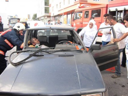 Ters yöne giren kamyonetle otomobil çarpıştı; 1 ağır yaralı