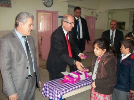 TES, ilkokula yazıcı hediye etti