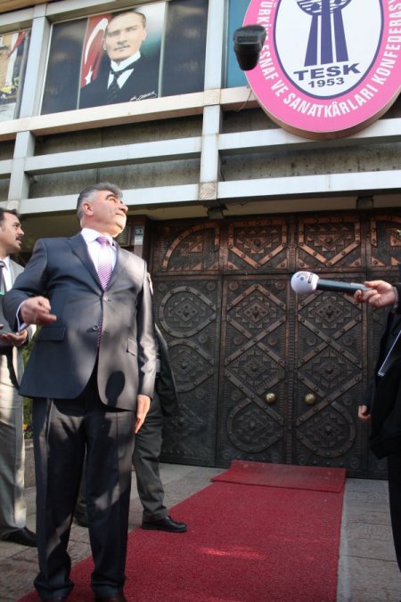 TESK önünde papuçlu eylem