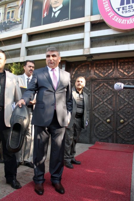 TESK önünde papuçlu eylem