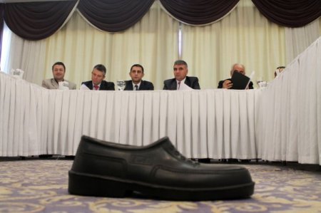 TESK önünde papuçlu eylem