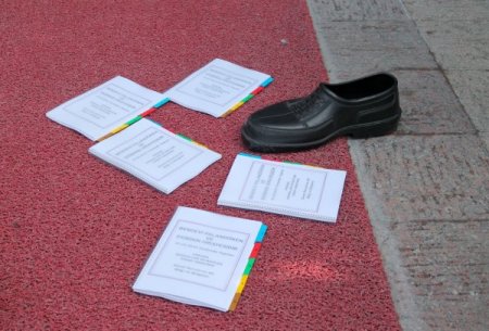 TESK önünde papuçlu eylem