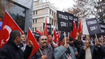 Tez-Koop-İş Sendikası önünde 'yetki' protestosu