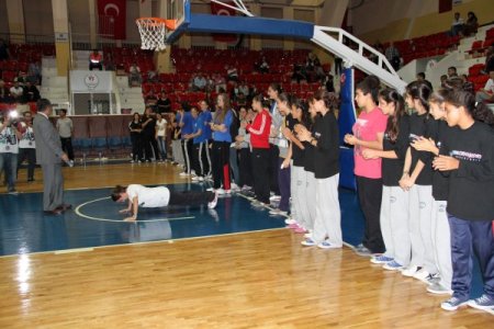 Tezahürat yapmayan alt yapı oyuncuların şınav cezası