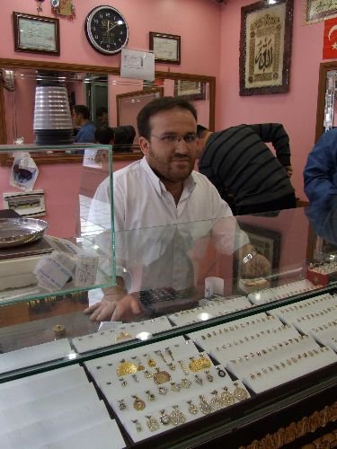 Tezgahın Üstünde Unutulan Altınlar Hırsızlığa Davetiye Çıkardı