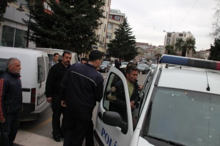 Tezgahlarını yakmak isteyen balıkçıları polis engelledi