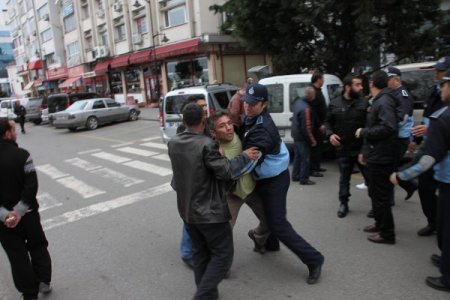 Tezgahlarını yakmak isteyen balıkçıları polis engelledi