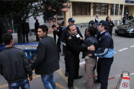 Tezgahlarını yakmak isteyen balıkçıları polis engelledi