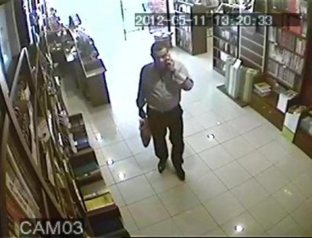 Tezgahtarın telefonunu çalan hırsız kamerada