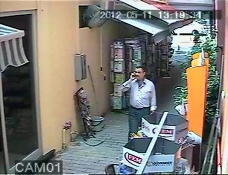 Tezgahtarın telefonunu çalan hırsız kamerada
