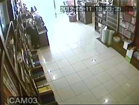 Tezgahtarın telefonunu çalan hırsız kamerada