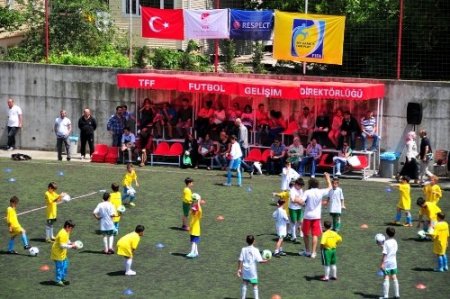 TFF Beylerbeyi Tesisleri'nde çocuklar sahaya indi