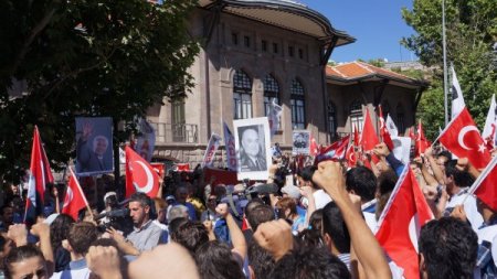 TGB, ‘Balyoz’ kararını eski Meclis önünde protesto etti