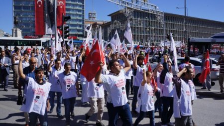 TGB, ‘Balyoz’ kararını eski Meclis önünde protesto etti