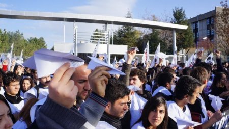 TGB'den YÖK binası önünde 'uçaklı' eylem