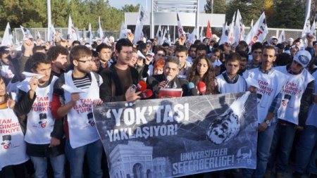 TGB'den YÖK binası önünde 'uçaklı' eylem