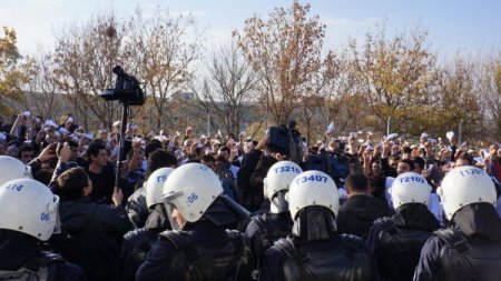 TGB'den YÖK binası önünde 'uçaklı' eylem