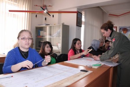 THK, engellilere yönelik model uçak kursu açtı