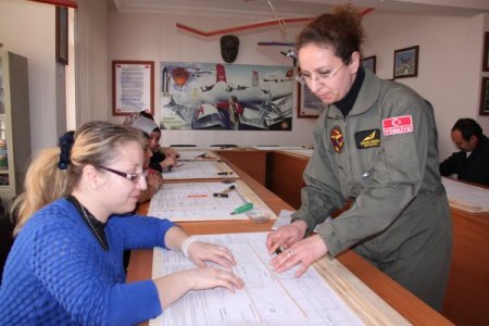 THK, engellilere yönelik model uçak kursu açtı