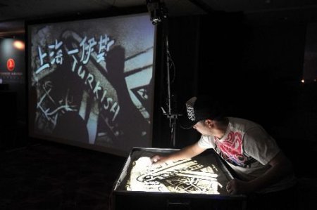 Thy Çin'de Kum Taneleriyle Yazıldı