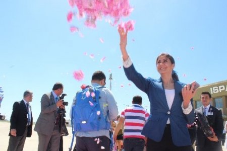 THY'nin Isparta uçağına güllü karşılama