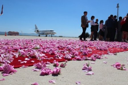 THY'nin Isparta uçağına güllü karşılama
