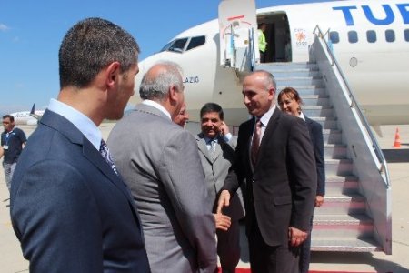 THY'nin Isparta uçağına güllü karşılama