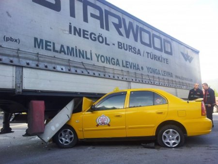 Ticari taksi TIR'ın altına girdi: 3 yaralı