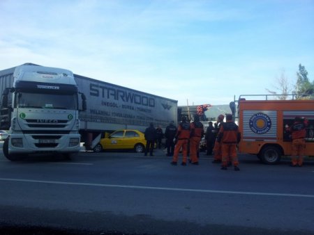 Ticari taksi TIR'ın altına girdi: 3 yaralı