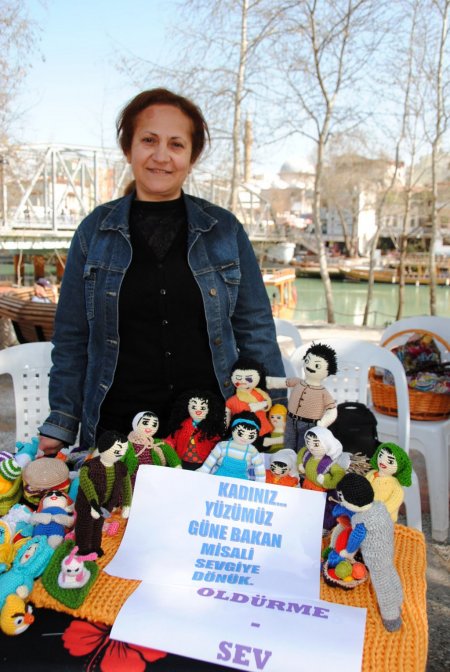 Tığla ördüğü kadın figürleriyle, kadına şiddete tepki gösterdi