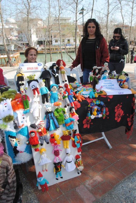 Tığla ördüğü kadın figürleriyle, kadına şiddete tepki gösterdi