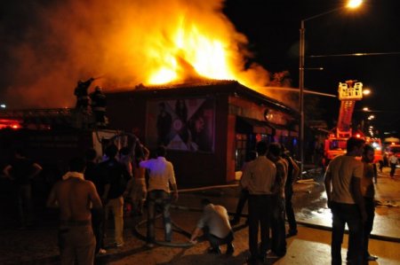 Tıkanan Bacada Çıkan Yangın Eğlence Mekânını Kül Etti