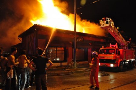 Tıkanan Bacada Çıkan Yangın Eğlence Mekânını Kül Etti